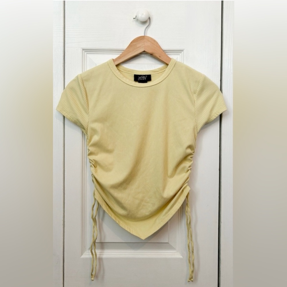 Just Polly Ribbed Side Scrunched Tee| ~ Size S~
Color: Pale Yellow~ Never Worn